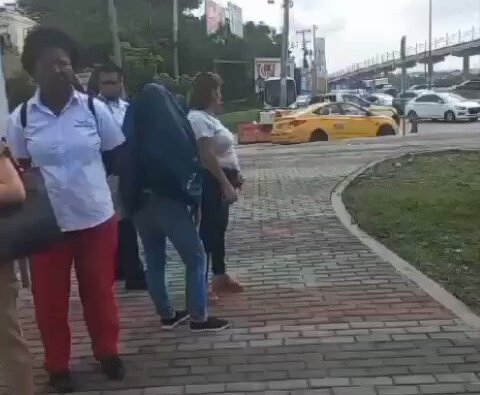 Larga filas de usuarios en espera de un metrobús.