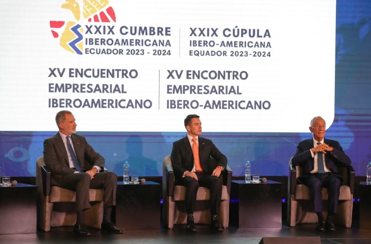 El rey Felipe VI y el presidente de Ecuador, Daniel Noboa (c), participan en el Encuentro Empresarial . FOTO/EFE