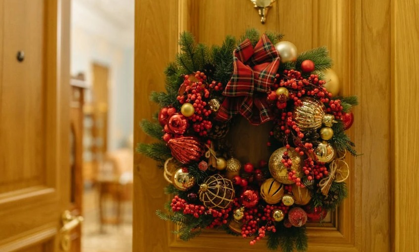 Maneras sencillas de decorar su puerta en esta Navidad. Foto: Pexels