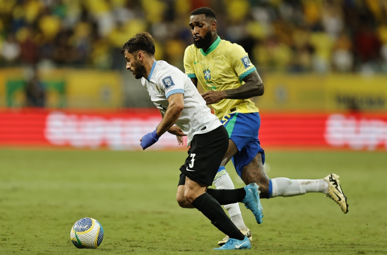 Gerson (d) de Brasil disputa el balón con Marcelo Saracchi de Uruguay. Foto: EFE