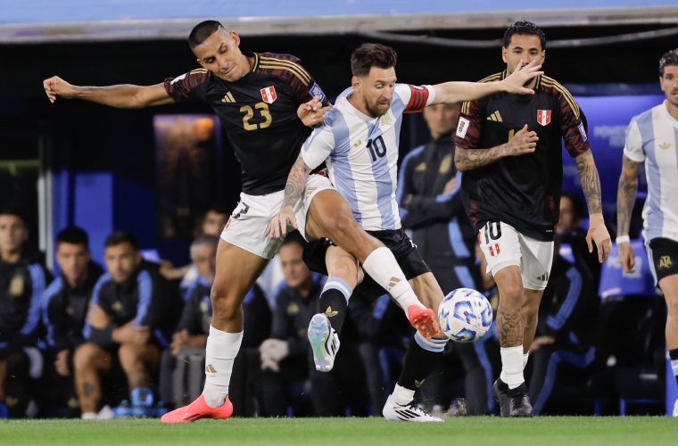 Lionel Messi (c) de Argentina disputa el balón con Álex Valera (i) y Sergio Peña de Perú. Foto: EFE