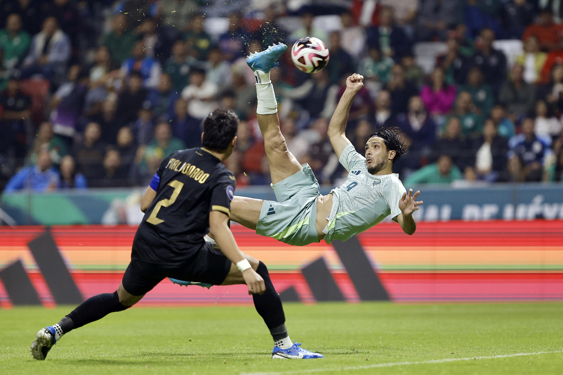 Raúl Jiménez (d) de México patea un balón ante Harold Fonseca de Honduras. /EFE