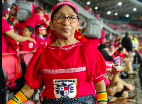 Onelia Wilfred Pérez luce su creación en el estadio Rommel Fernández. Foto: @tv_indigena