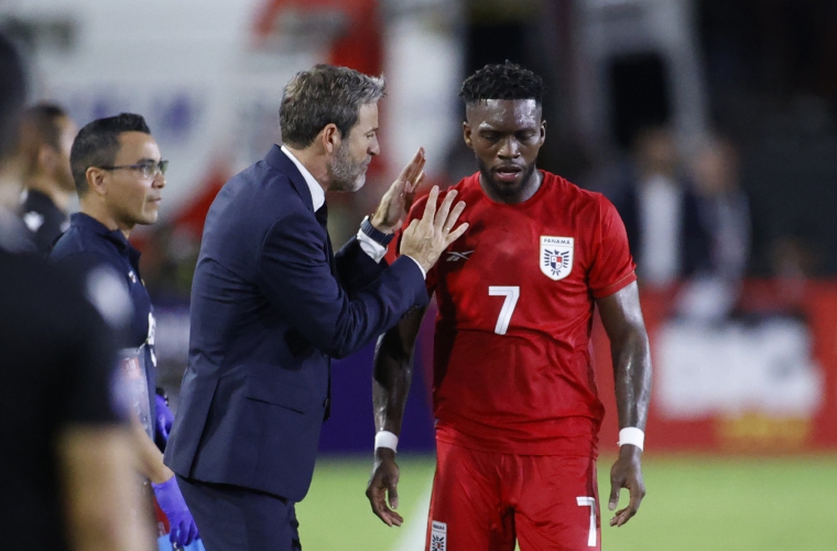 Christiansen da instrucciones a “Puma” Rodríguez. Foto: EFE