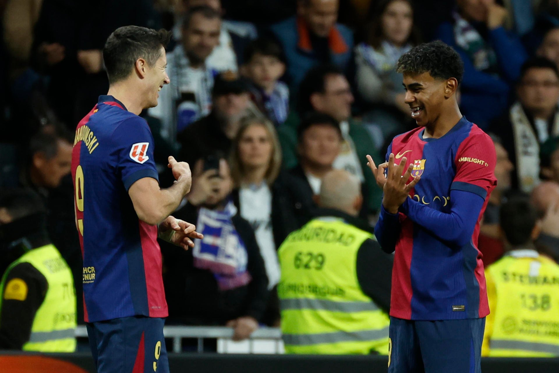 El delantero del FC Barcelona Lamine Yamal celebra tras anotar el tercer gol de su equipo con Robert Lewandowski (i). /EFE