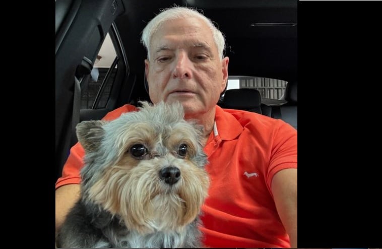 El expresidente Ricardo Martinelli dentro de un auto en el garage de la embajada de Nicaragua en Panamá 