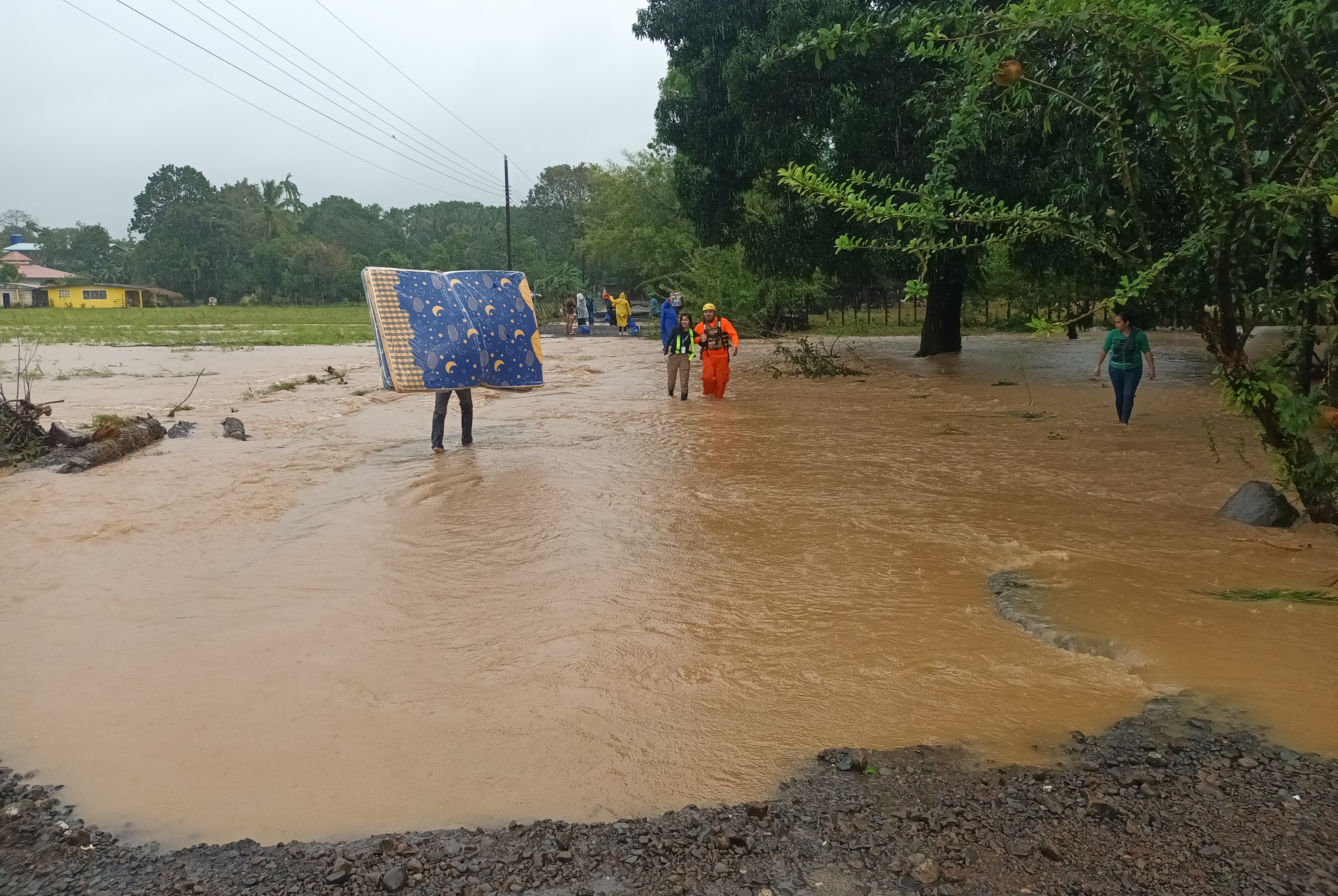 Las familias damnificadas reciben ayuda humanitaria.