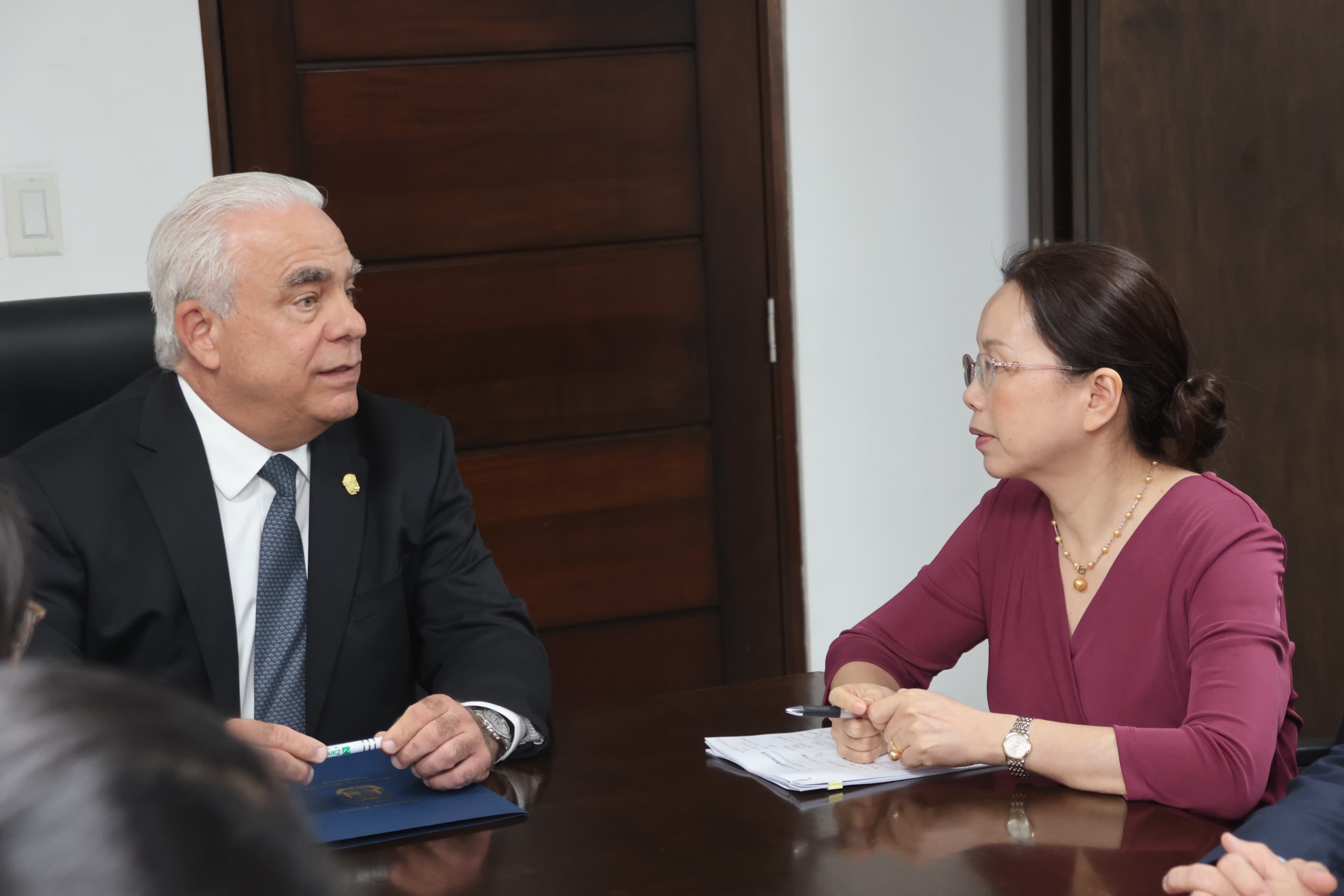 Ministro Linares junto a la embajadora de China en Panamá, Xu Xueyuan.