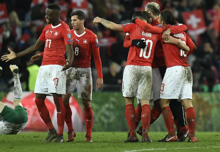 Jugadores de Suiza celebran su pase al Mundial de Rusia. Foto: AP