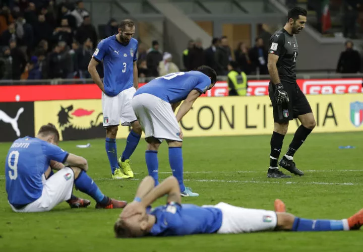 Jugadores de Italia se lamentan luego de quedar fuera del Mundial de Rusia 2018. Foto: AP