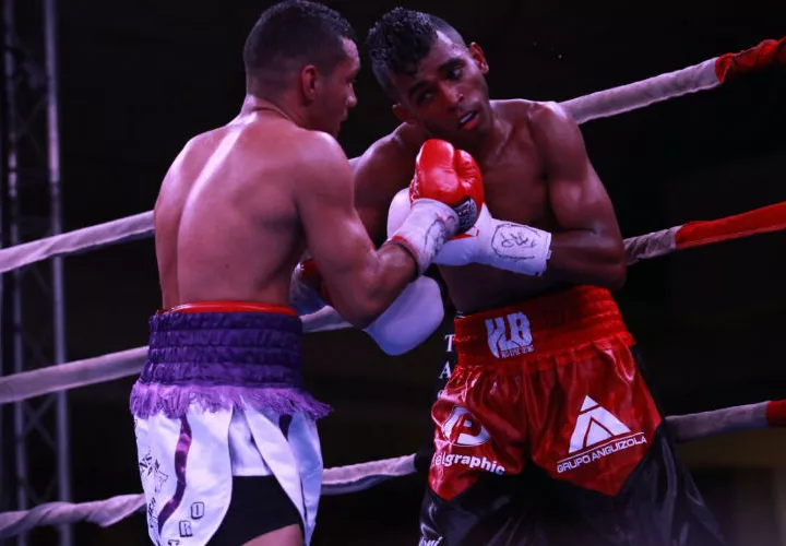 Carlos &quot;Arañita&quot; Ortega (izq.) dominó a Amrit &quot;Kung Fu&quot; Herrera. Fotos: Anayansi Gamez