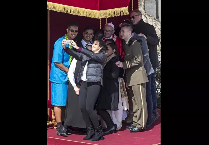 La entrega del documento final se realizó hoy, en la Plaza de San Pedro, durante la celebración del Domingo de Ramos. Foto: EFE