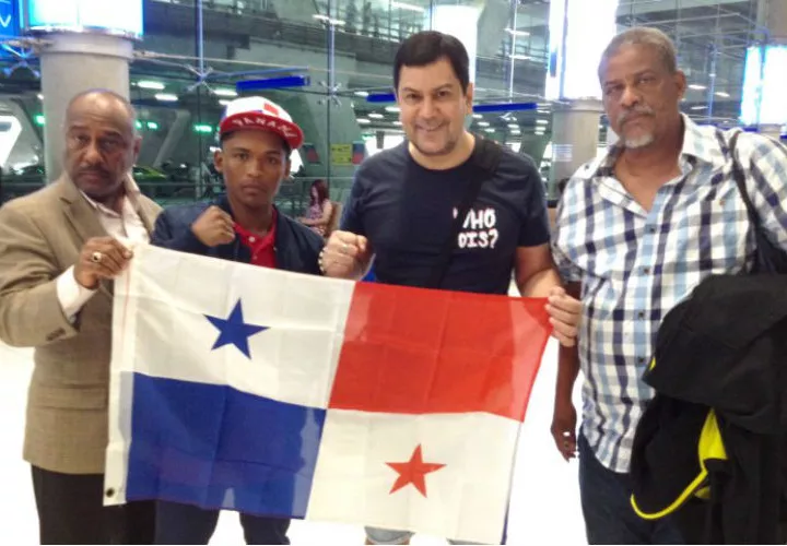 Leroy Estrada junto a su equipo de trabajo en Tailandia.Foto: Boxing Scene