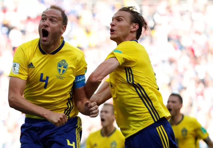 Suecia se impone por 1-0 a Corea gracias a un penalti señalado por el VAR Andreas Granqvist (izq.) y Albin Ekdal celebran el tanto marcado ante Corea del Sur. Foto EFE