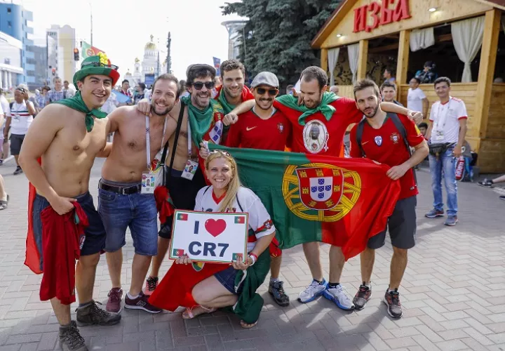 Fanaticos de Portugal en las calles de Saransk./EFE 