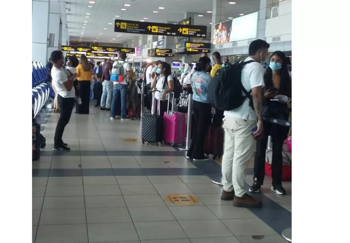 Largas filas de pasajeros  en la línea aérea Wingo