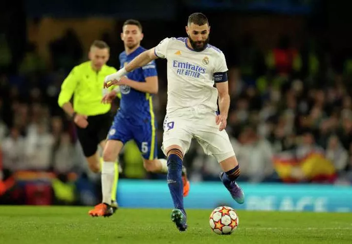 Karim Benzema (d) es la principal figura ofensiva del Real Madrid esta campaña.