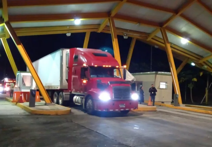 Escoltados por unidades de la Policía, los camiones cargados con productos agrícolas llegaron a Merca Panamá. Videos/Fotos Alexander Santamaría 