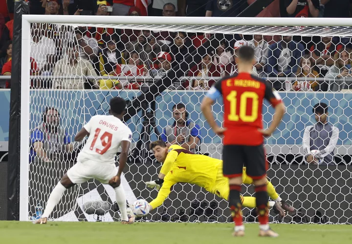 Thibaut Courtois detiene un penal a Alphonso Davies. /EFE