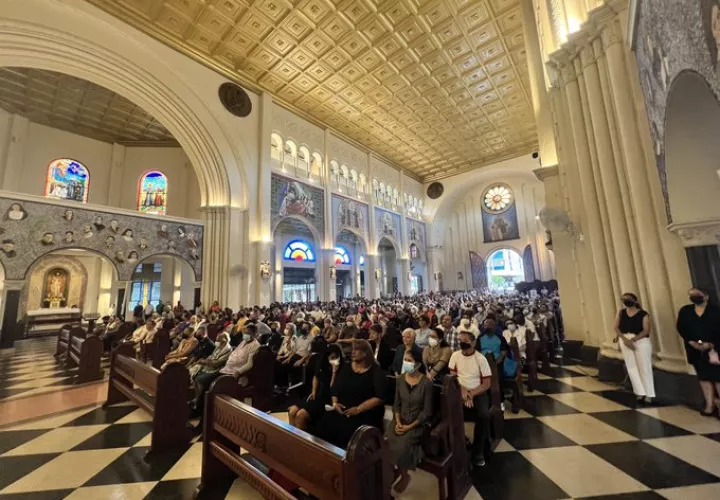 Fieles presentes en la Basílica.