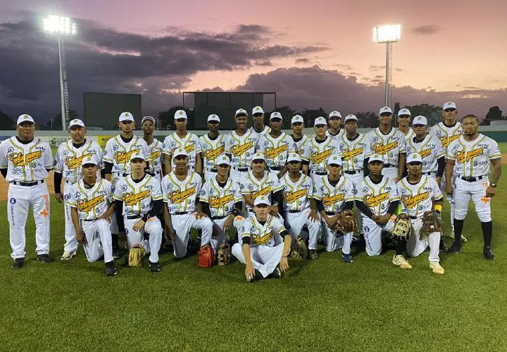 El equipo juvenil de béisbol de Bocas del Toro. Foto: Fedebeis