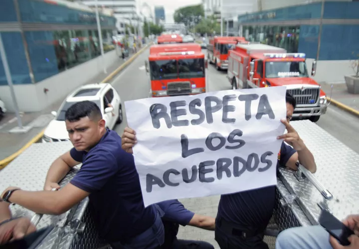 La lucha de los bomberos se mantiene firme.