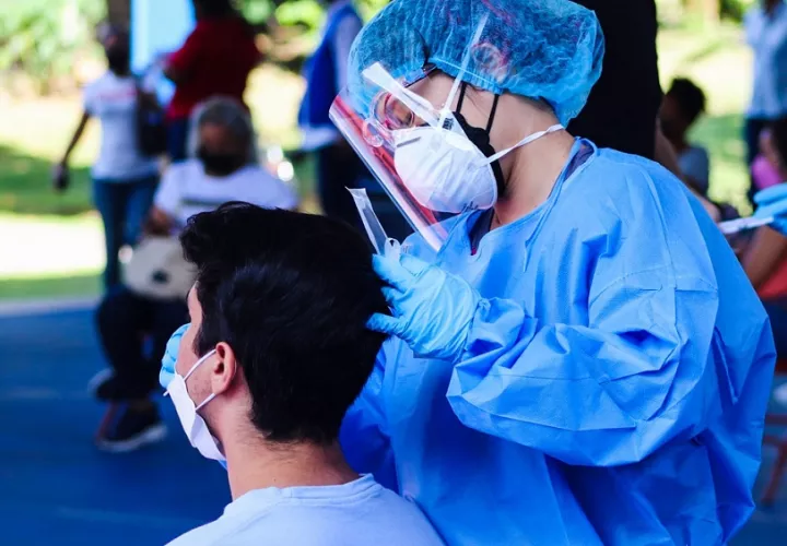 Las pruebas de hisopado se siguen aplicando en centros de salud del Minsa y policlinicas de la CSS.