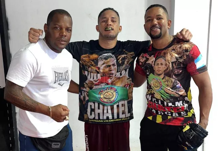 William ‘El Chatel’ Vargas (c) junto a los entrenadores Raynier &#039;Cuba&#039; Veliz (i) y Ricardo ‘El Maestrito’ Córdoba. Foto: Cortesía