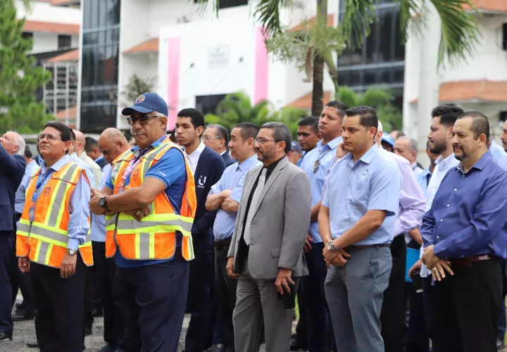 Personal de la Autoridad de Aeronáutica Civil evacúan las oficinas como parte del simulacro.