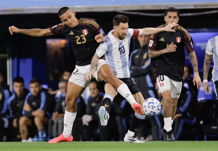 Lionel Messi (c) de Argentina disputa el balón con Álex Valera (i) y Sergio Peña de Perú. Foto: EFE