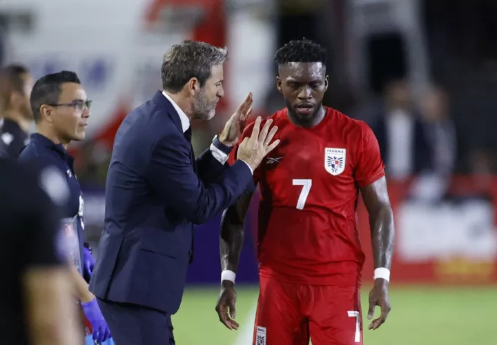 Christiansen da instrucciones a “Puma” Rodríguez. Foto: EFE