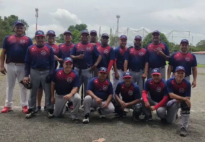 El equipo del Club HR empezó con el pie derecho la fase de seis equipos del softbol de 50 años y más. Foto: Cortesía